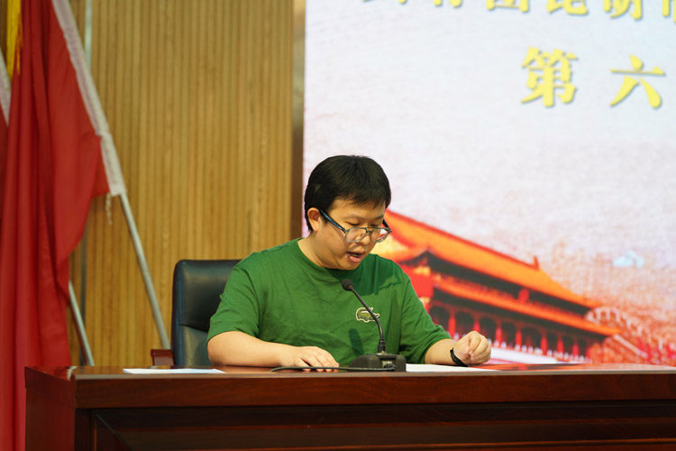 02第五屆團(tuán)總支副書記王啟帆主持宣讀此次大會(huì)會(huì)議議程.jpg