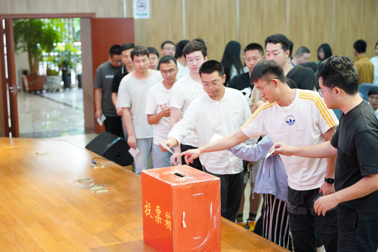 07對(duì)第六屆團(tuán)總支委員會(huì)委員候選人進(jìn)行投票.jpg