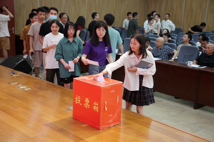 08對(duì)第六屆團(tuán)總支委員會(huì)委員候選人進(jìn)行投票.jpg